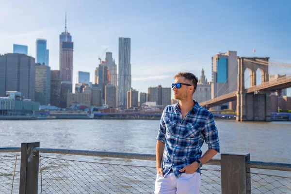Egy Fiatalember Áll Hudson Folyó Mellett Egy Brooklyn Híddal Háttérben — Stock Fotó