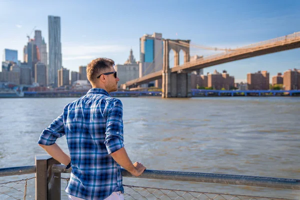 Ung Man Står Vid Hudson Floden Med Brooklyn Bro Bakgrunden — Stockfoto