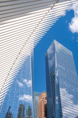 Mimarlık konsepti soyut arka plan. One World Trade Centre Taşımacılık Merkezinin detaylı mimari geçmişi.