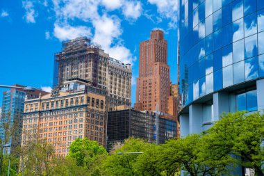 Manhattan, New York 'taki gökdelenlerin yakın görüntüsü.