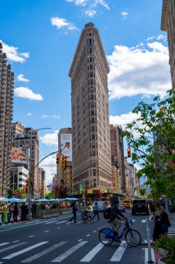 New York City, ABD - 10 Mayıs 2019: Düz Demir bina cephesi, New York 5. Cadde ve çevresindeki insanlarla inşa edilmiş ilk gökdelenlerden biri..