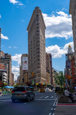 New York City, ABD - 10 Mayıs 2019: Düz Demir bina cephesi, New York 5. Cadde ve çevresindeki insanlarla inşa edilmiş ilk gökdelenlerden biri..