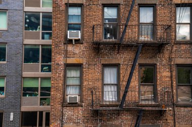 Manhattan, New York - 14 Mayıs 2019: Manhattan New York 'taki High Line Park. Şehir parkı yerel halk ve turistler tarafından New York 'ta 10. caddenin yukarısındaki yüksek tren raylarına inşa edilmiştir.