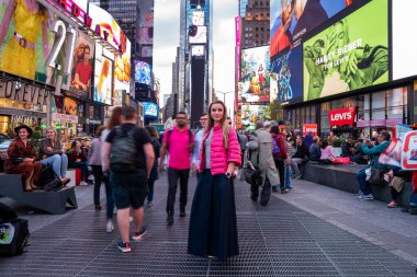 NEW YORK, ABD - Mayıs 2019: New York, Manhattan 'daki seksi kız 