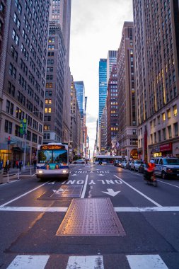 NEW YORK CITY - 9 Mayıs 2019: Times Meydanı kalabalığı ve yağmurlu bir gecede trafik. Site, yılda yaklaşık 40 milyon ziyaretçiyle dünyanın en çok ziyaret edilen turizm merkezi olarak kabul ediliyor..
