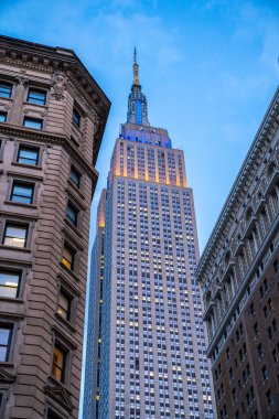 Akşam vakti Empire State binasının manzarasını kapatın..