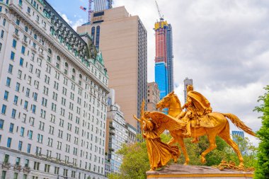 Manhattan, New York - 10 Mayıs 2019: Central Park, NYC 'deki Altın Binicilik Anıtı