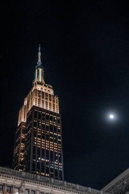 Empire State binasının gece görüş açısını kapatın..