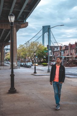 Brooklyn ve Staten Island arasındaki Verrazzano-Narrows köprüsünün altında Brooklyn 'i keşfeden genç adam.