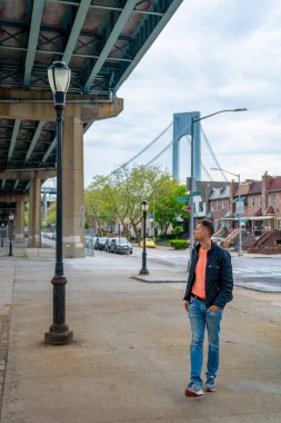 Brooklyn ve Staten Island arasındaki Verrazzano-Narrows köprüsünün altında Brooklyn 'i keşfeden genç adam.
