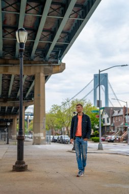 Brooklyn ve Staten Island arasındaki Verrazzano-Narrows köprüsünün altında Brooklyn 'i keşfeden genç adam.