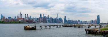 Williamsburg, New York 'taki Domino Park tabelasından Manhattan manzarası.