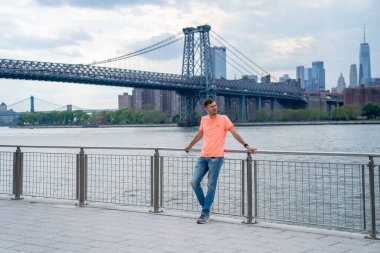 Williamsburg, New York 'ta Domino Park tabelasını keşfeden genç adam..