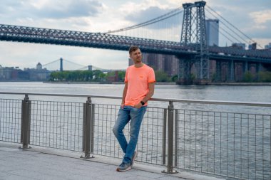 Williamsburg, New York 'ta Domino Park tabelasını keşfeden genç adam..