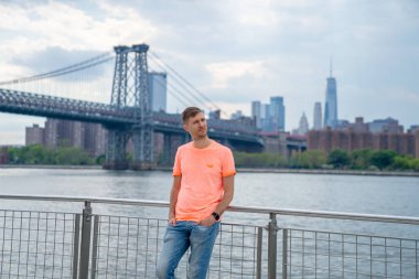 Williamsburg, New York 'ta Domino Park tabelasını keşfeden genç adam..