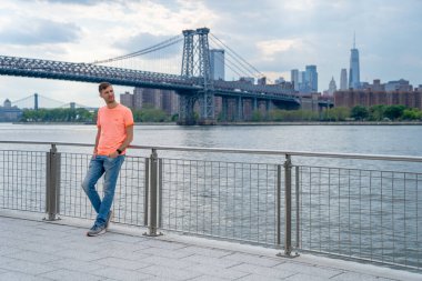 Williamsburg, New York 'ta Domino Park tabelasını keşfeden genç adam..