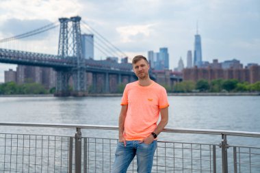 Williamsburg, New York 'ta Domino Park tabelasını keşfeden genç adam..
