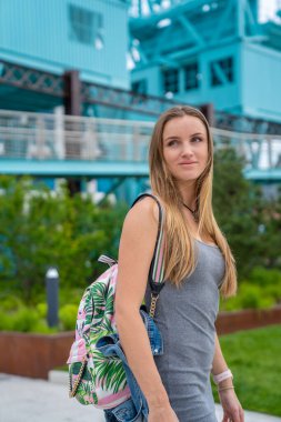 Williamsburg, New York 'ta Domino Park tabelasını keşfeden seksi kız..