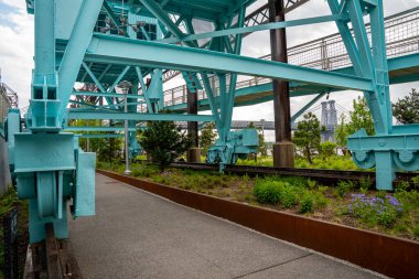Williamsburg, New York 'taki Domino Park tabelasında yenilenmiş vinçler..