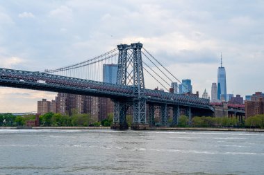 Williamsburg Köprüsü manzarası Williamsburg, New York 'taki Domino Park tabelasından.