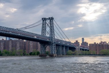 Williamsburg Köprüsü manzarası Williamsburg, New York 'taki Domino Park tabelasından.
