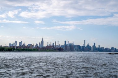 Williamsburg, New York 'taki Domino Park tabelasından Manhattan manzarası.