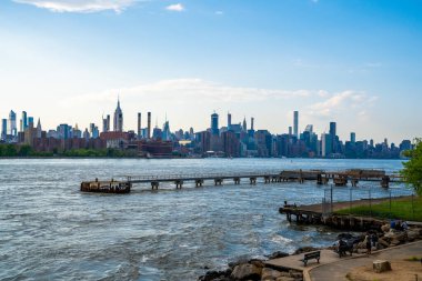 Williamsburg, New York 'taki Domino Park tabelasından Manhattan manzarası.