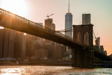 Büyülü akşam günbatımı köprünün altından geçen Brooklyn Köprüsü 'nün yakın görüntüsü.