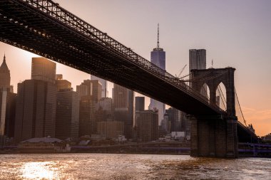 Büyülü akşam günbatımı köprünün altından geçen Brooklyn Köprüsü 'nün yakın görüntüsü.