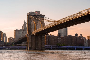 Büyülü akşam günbatımı köprünün altından geçen Brooklyn Köprüsü 'nün yakın görüntüsü.