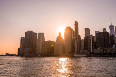 Gün batımında Hudsom Nehri 'ni geçen feribottan Manhattan manzarası.