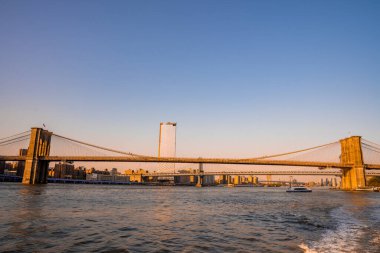 Büyülü akşam günbatımı köprünün altından geçen Brooklyn Köprüsü 'nün yakın görüntüsü.