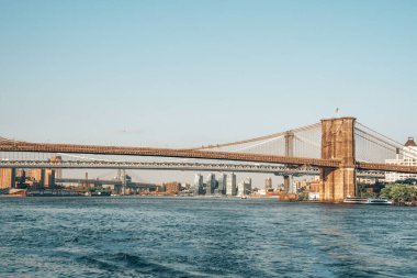 Büyülü akşam günbatımı köprünün altından geçen Brooklyn Köprüsü 'nün yakın görüntüsü.