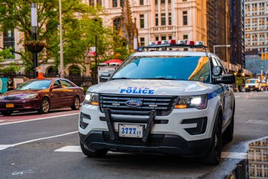 NEW YORK CITY - 16 Mayıs 2019: gece Times Meydanı yakınlarında, Manhattan