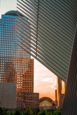 New York, ABD. 20 Mart 2020. Aşağı Manhattan 'daki Oculus mimarisinin günbatımında görüntüsü