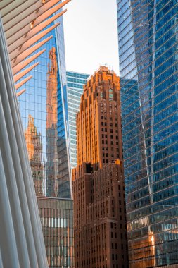 New York, ABD. 20 Mart 2020. Aşağı Manhattan 'daki Oculus mimarisinin günbatımında görüntüsü