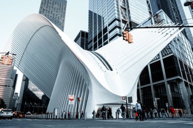 New York, ABD. 20 Mart 2020. Aşağı Manhattan 'daki Oculus mimarisinin günbatımında görüntüsü