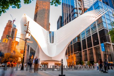 New York, ABD. 20 Mart 2020. Aşağı Manhattan 'daki Oculus mimarisinin günbatımında görüntüsü