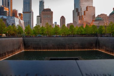 Yerden yükselen birçok gökdelenle birlikte Manhattan manzarası.