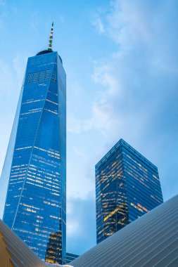 New York, ABD. 20 Mart 2020. Aşağı Manhattan 'daki Oculus mimarisinin günbatımında görüntüsü