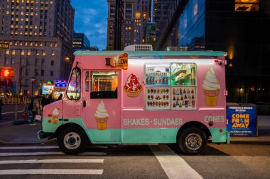 Pembe dondurma kamyonu New York 'ta gün batımında - 29 Mayıs 2019, Battery Plaza, New York, New York, ABD