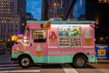 Pembe dondurma kamyonu New York 'ta gün batımında - 29 Mayıs 2019, Battery Plaza, New York, New York, ABD
