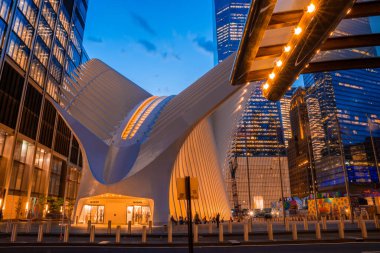 New York, ABD. 20 Mart 2020. Akşam karanlığında Aşağı Manhattan 'daki Oculus mimarisinin ayrıntılarını incele