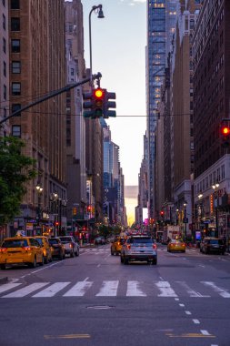 NEW YORK CITY - 9 Nisan 2020: Salgın sırasında New York 'ta sabahın erken saatlerinde boş sokaklar. Zaman Meydanı yakınlarındaki Manhattan adasında boş bir yol var..