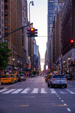 NEW YORK CITY - 9 Nisan 2020: Salgın sırasında New York 'ta sabahın erken saatlerinde boş sokaklar. Zaman Meydanı yakınlarındaki Manhattan adasında boş bir yol var..