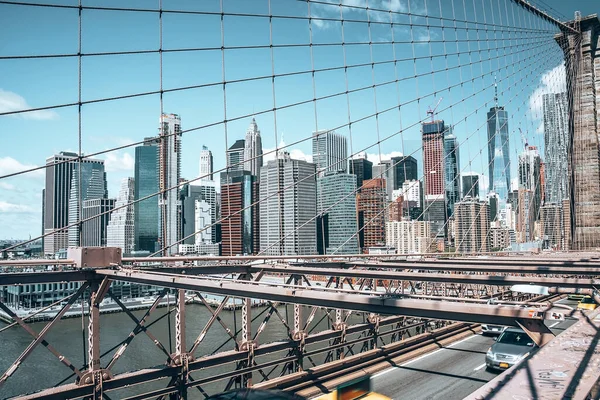 ブルックリン橋からのマンハッタンの超高層ビュー — ストック写真