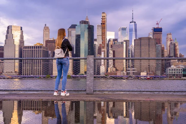 Sexig Gril Njuter Magisk Kväll Lila Solnedgång Utsikt Över Brooklyn — Stockfoto