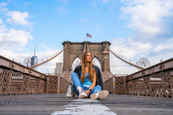 Ung Sexig Tjej Njuter Tomma Brooklyn Bridge Med Magisk Utsikt — Stockfoto