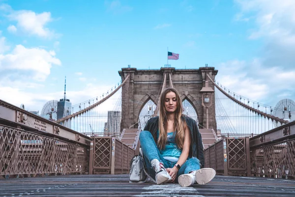 Jovencita Sexy Disfrutando Del Vacío Puente Brooklyn Con Una Mágica — Foto de Stock