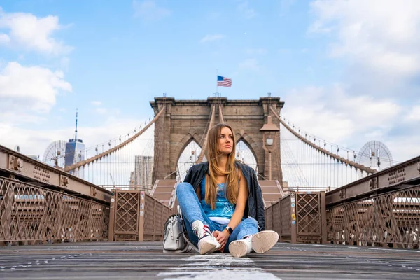 Ung Sexig Tjej Njuter Tomma Brooklyn Bridge Med Magisk Utsikt — Stockfoto